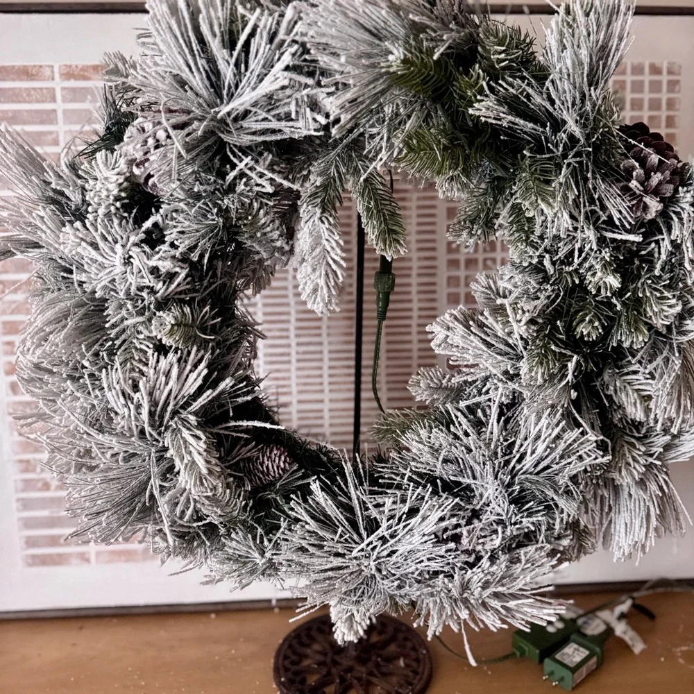NWT Von Maur Frosted Holiday Wreath with Lights